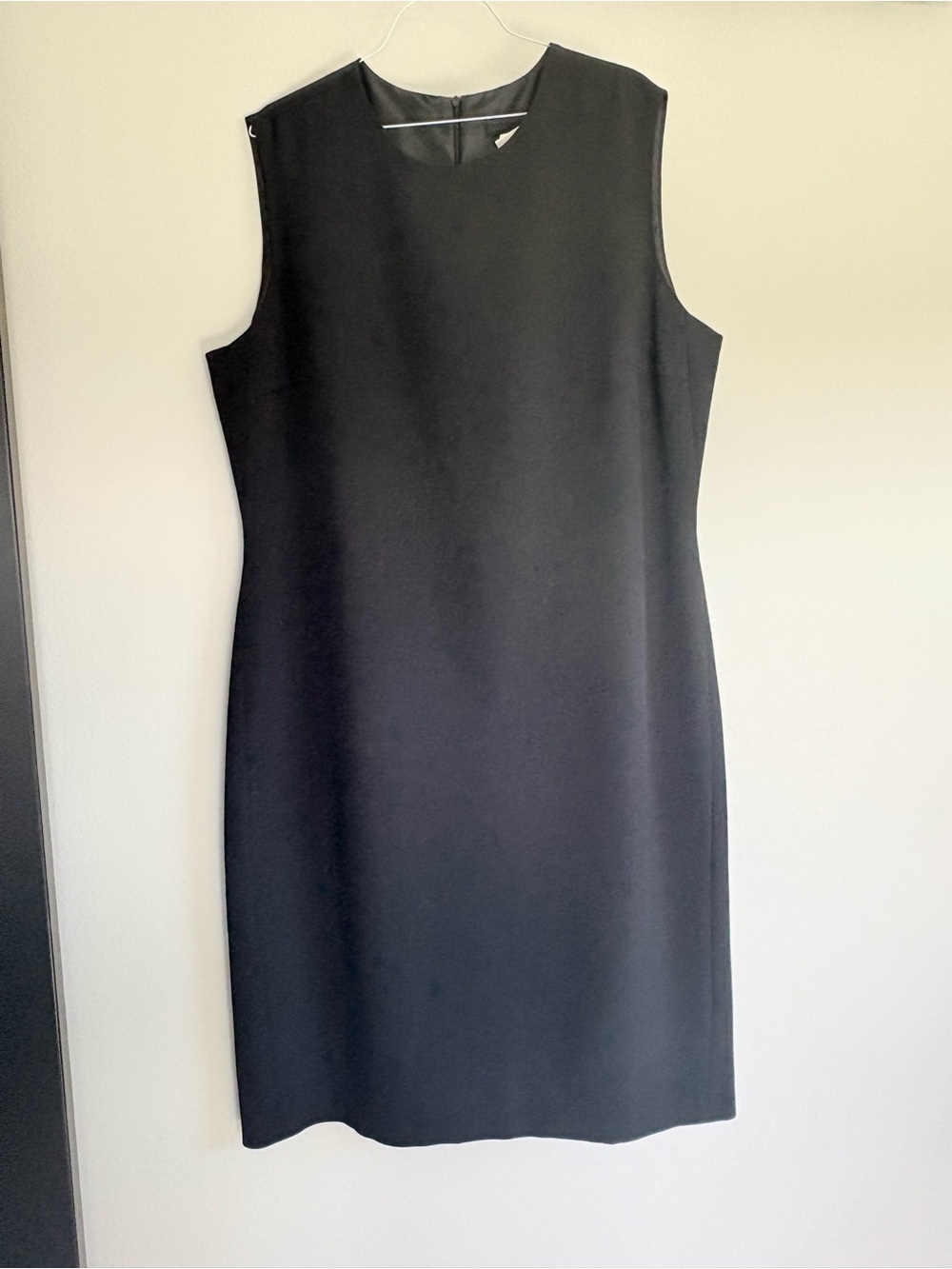 Women’s Black Sleeveless Sheath Dress